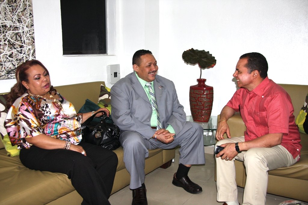 Remberto Cruz, comparte con Rosa Ayala y Felipe Febles, directivos del desfile dominicano, gran parada del Bronx.